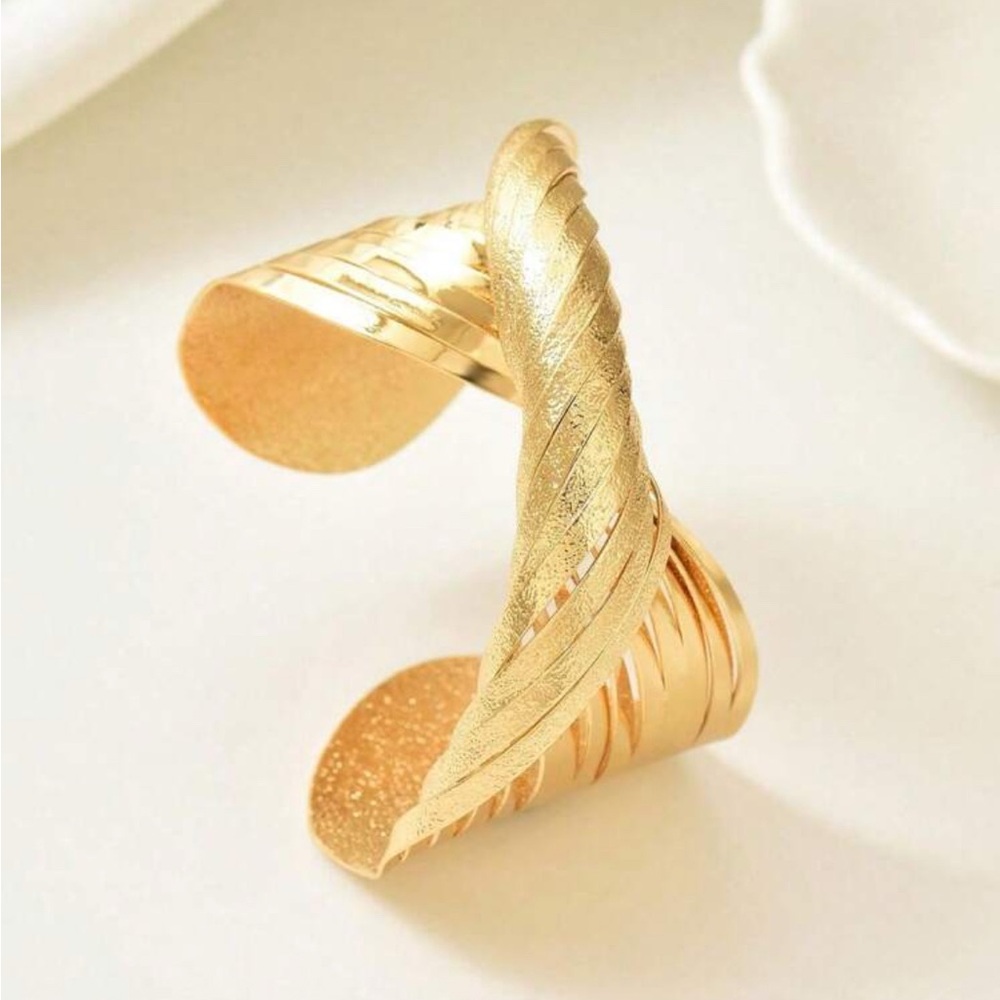 Elegant Gold-Tone Women's Bracelet - Picture 2 of 4